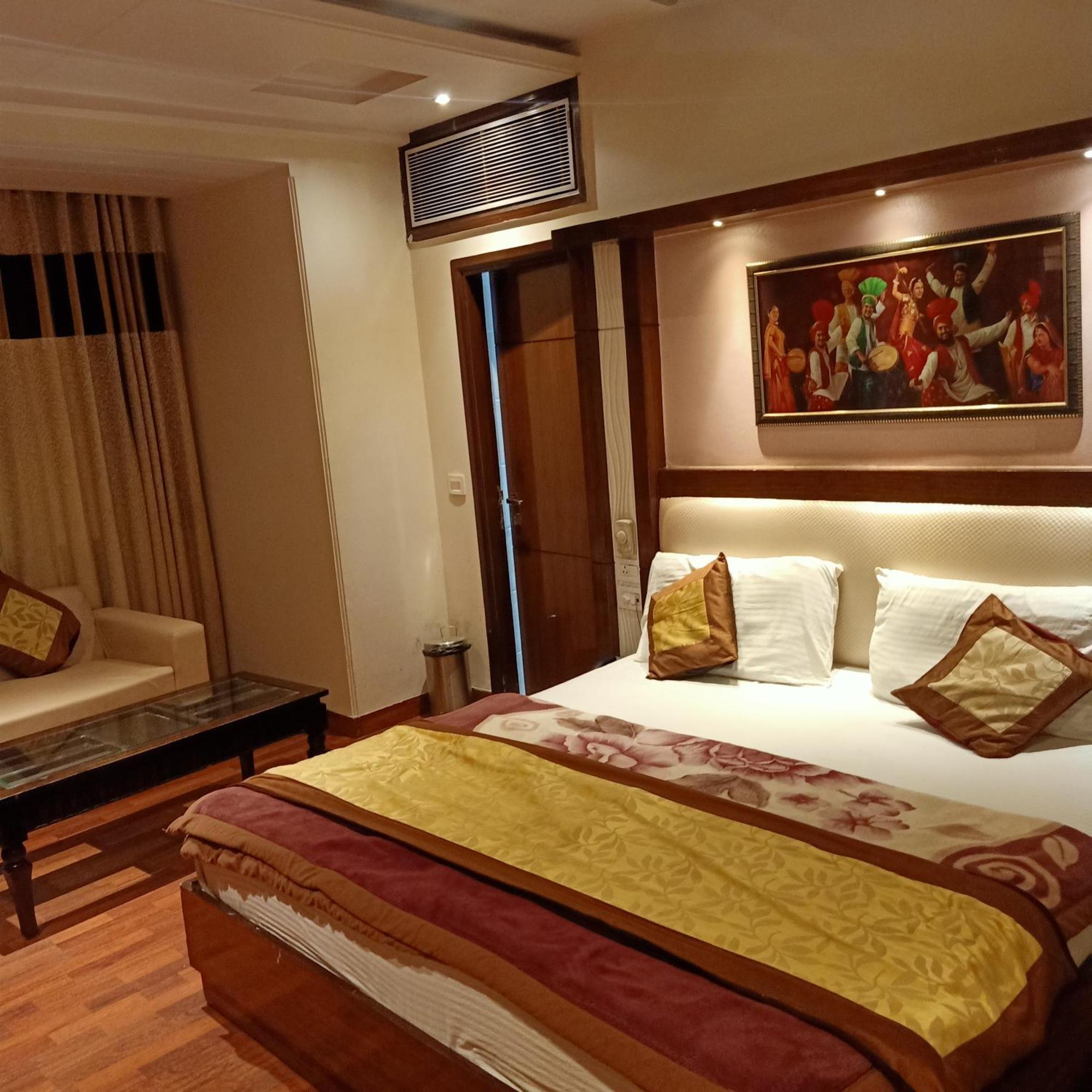 Hotel Geet Deluxe New Delhi Exterior photo