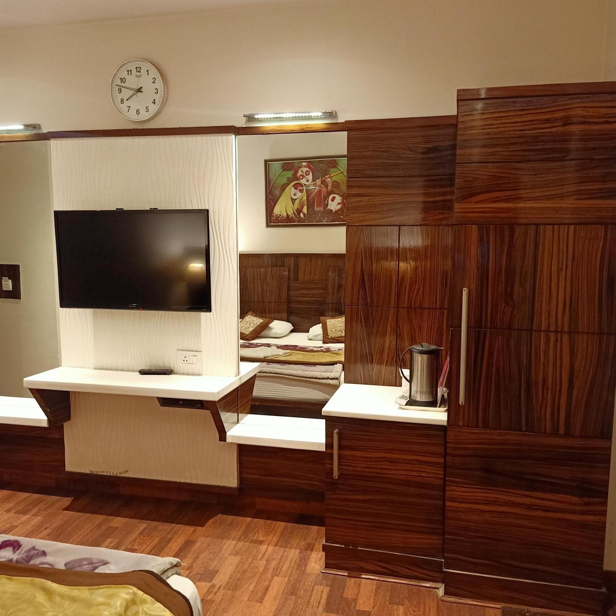 Hotel Geet Deluxe New Delhi Exterior photo