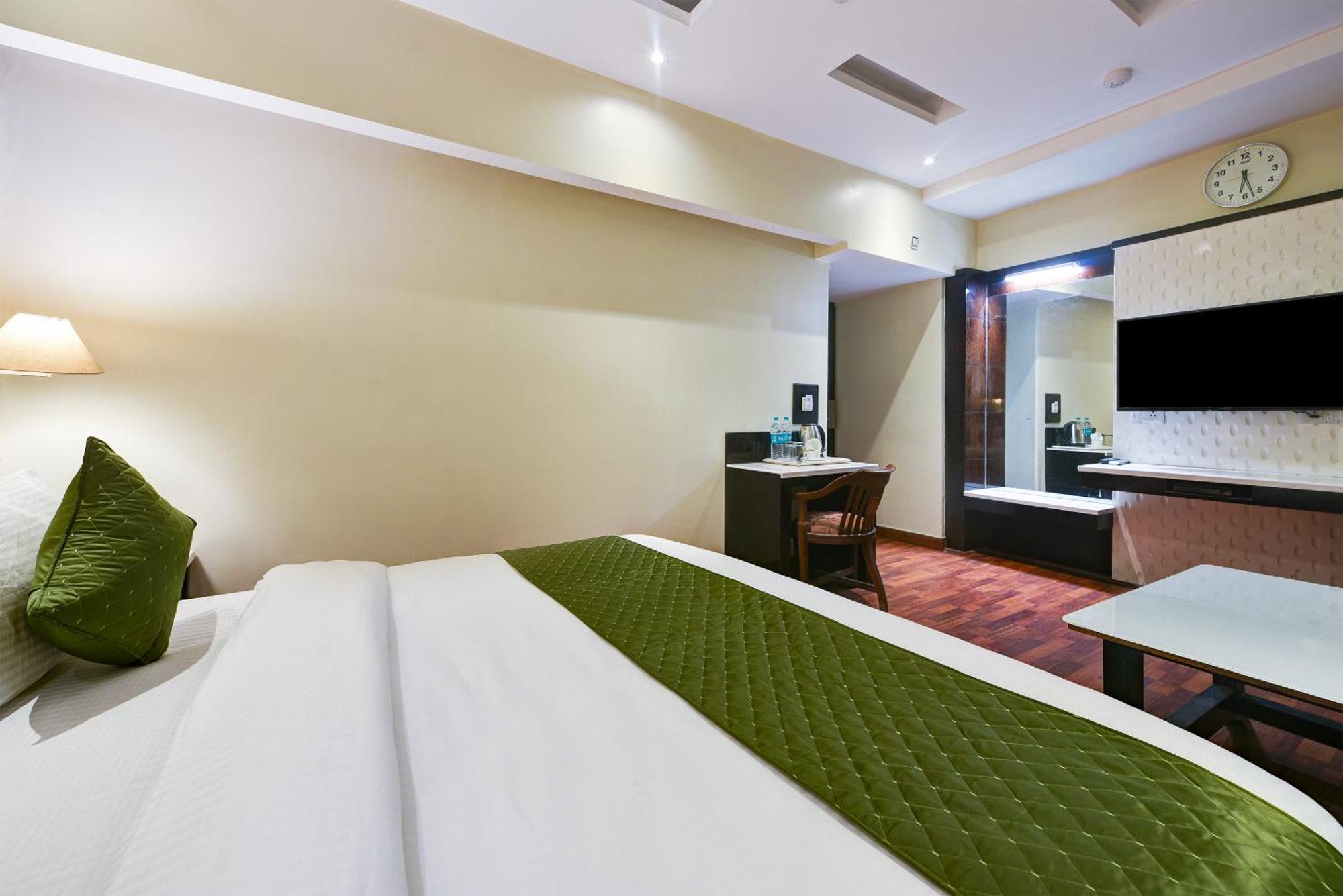 Hotel Geet Deluxe New Delhi Exterior photo