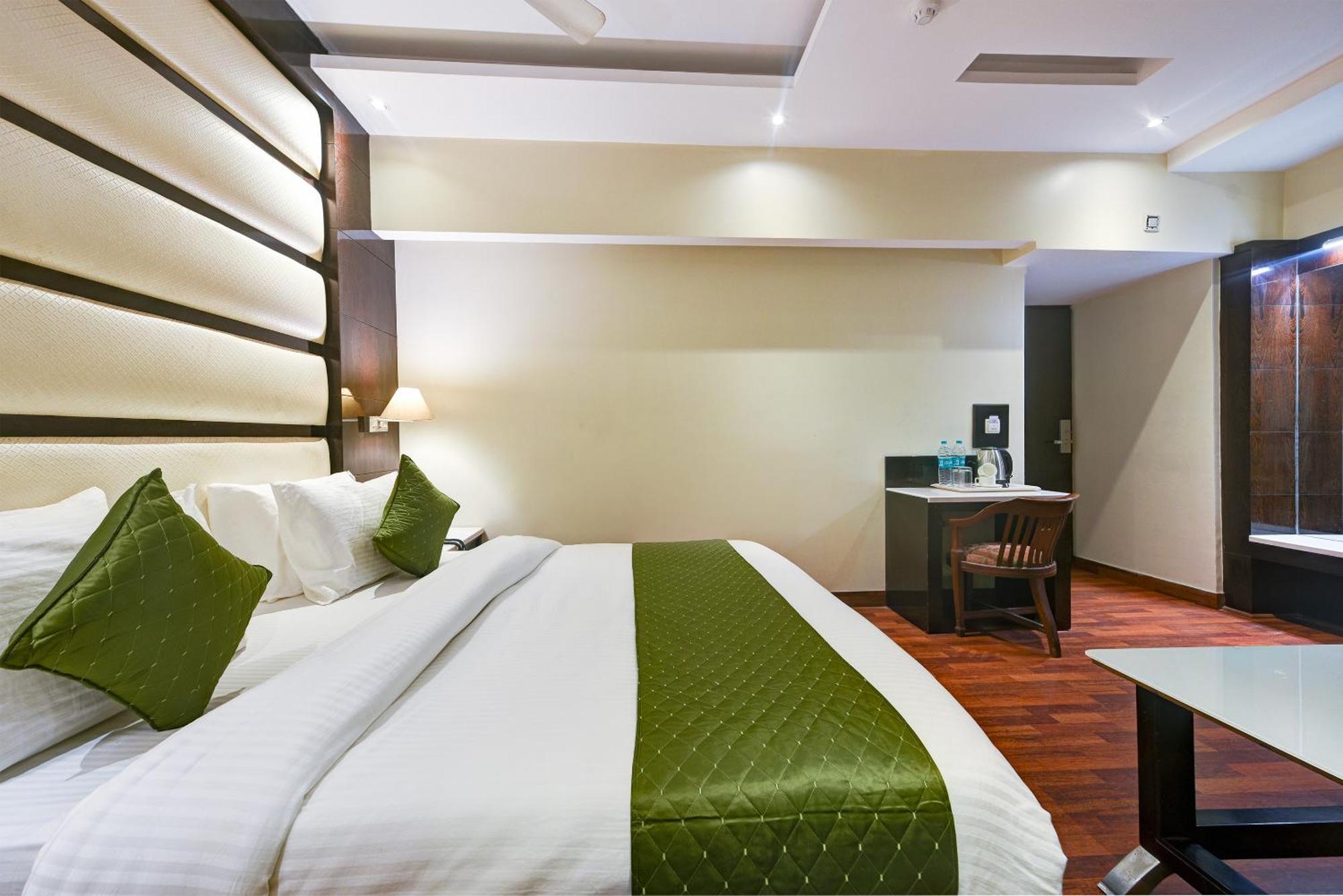 Hotel Geet Deluxe New Delhi Exterior photo
