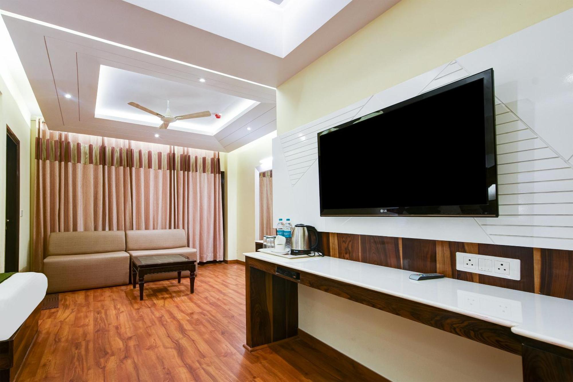 Hotel Geet Deluxe New Delhi Exterior photo