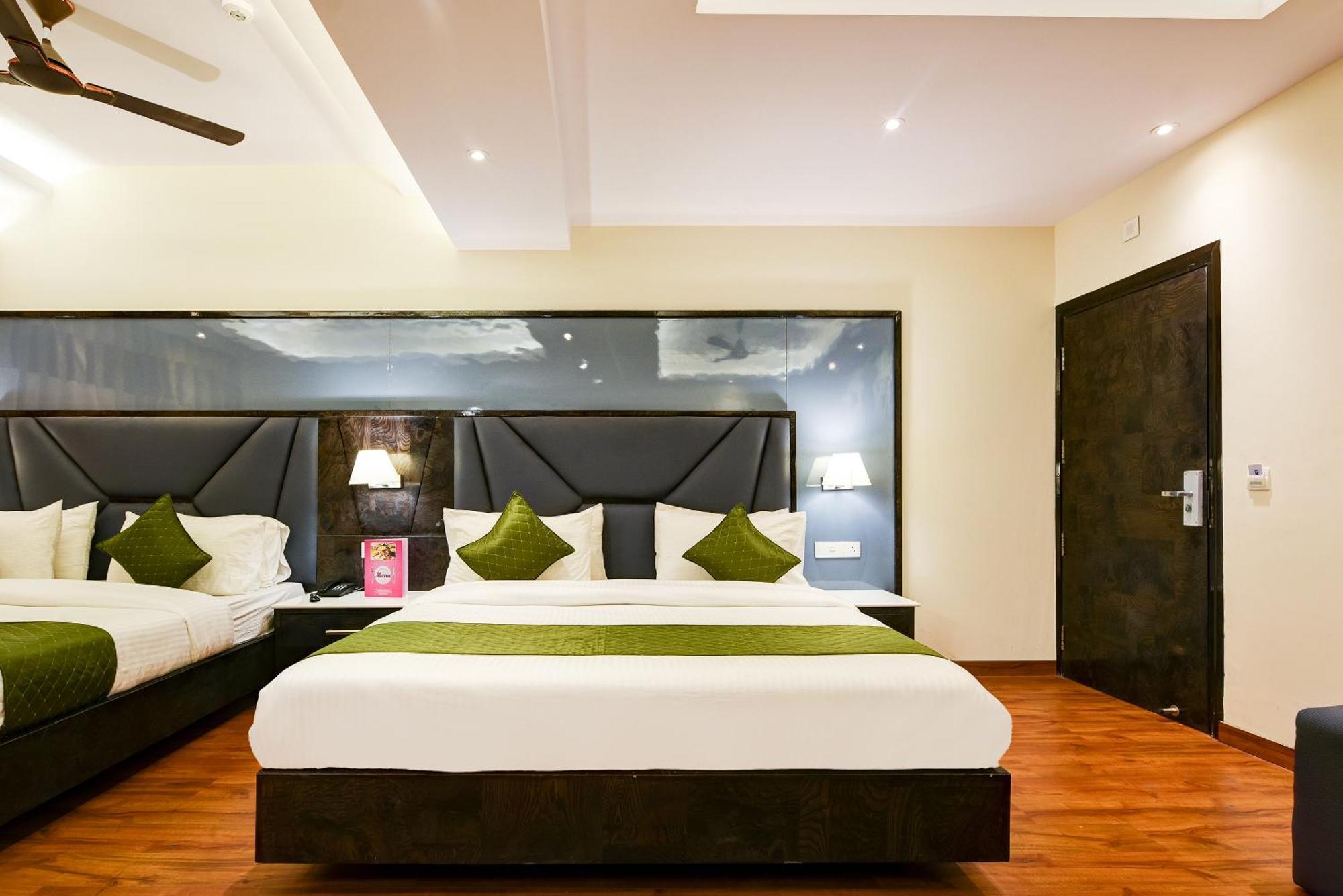 Hotel Geet Deluxe New Delhi Exterior photo