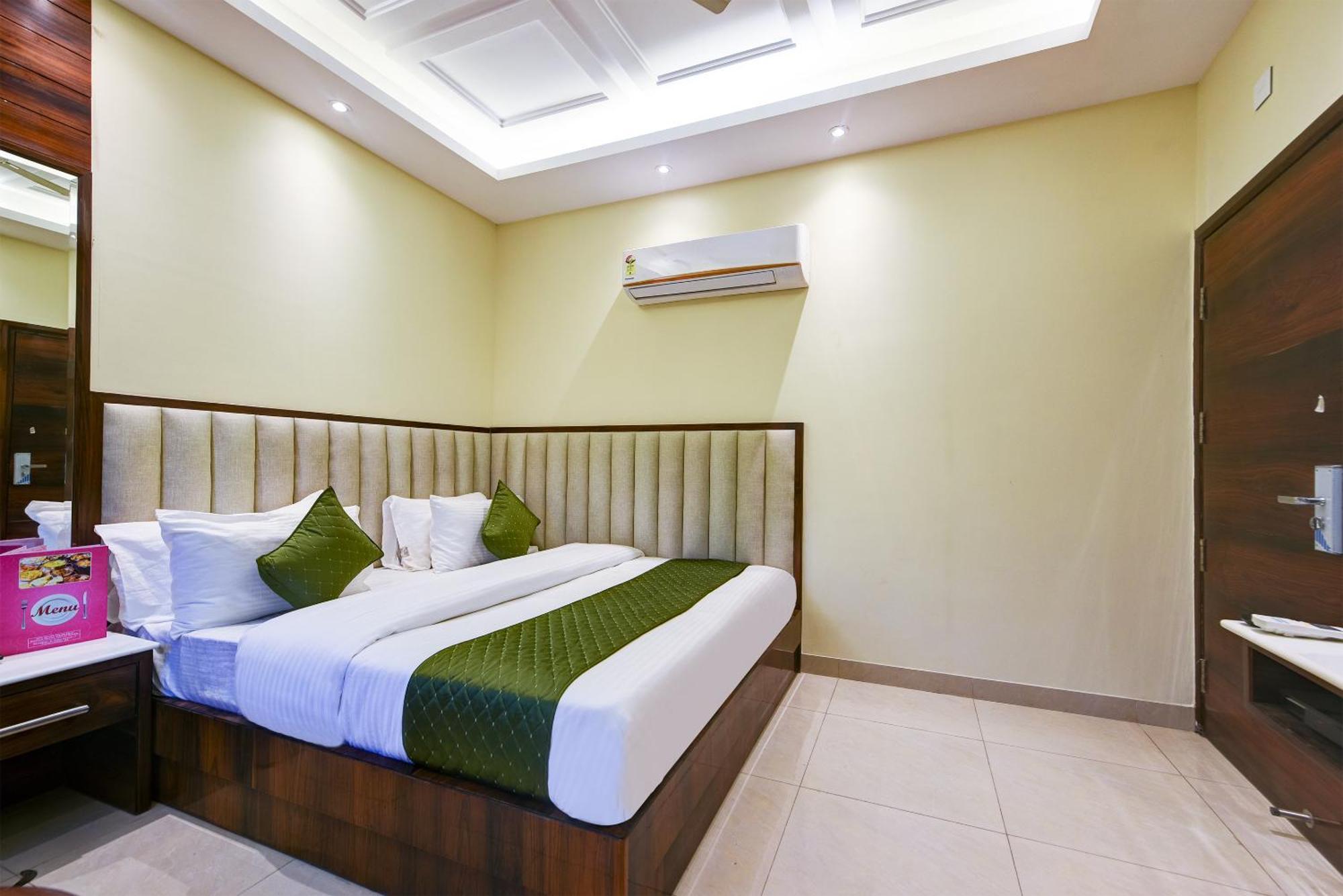 Hotel Geet Deluxe New Delhi Exterior photo