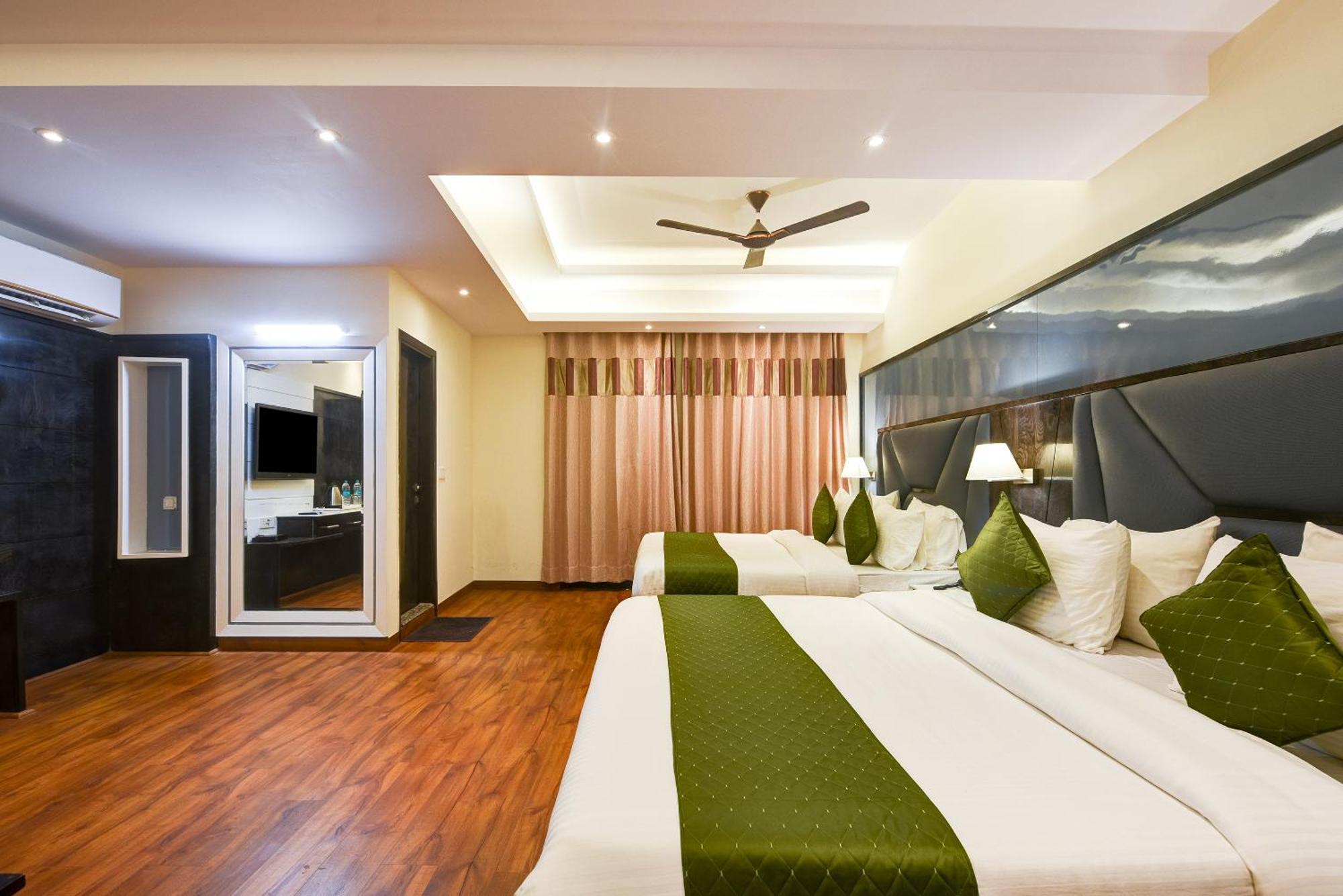 Hotel Geet Deluxe New Delhi Exterior photo