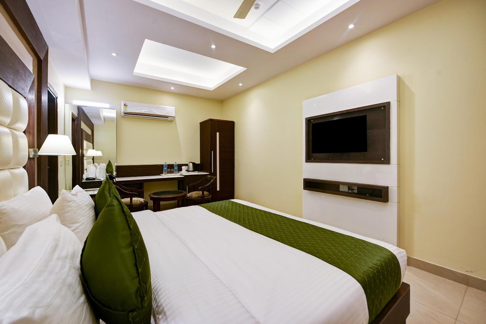 Hotel Geet Deluxe New Delhi Exterior photo
