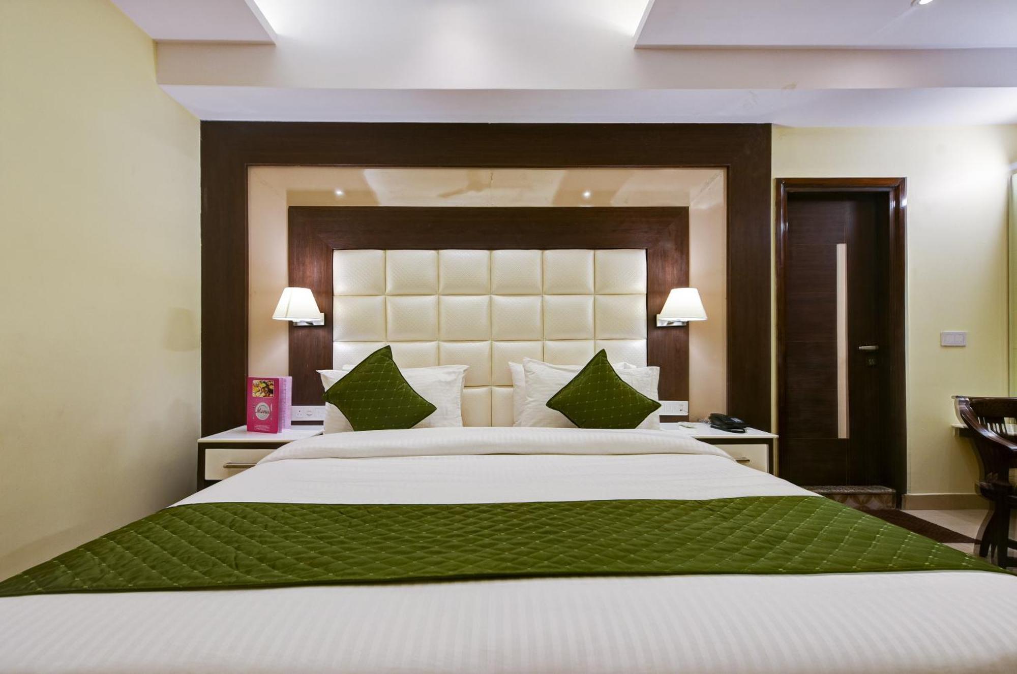 Hotel Geet Deluxe New Delhi Exterior photo