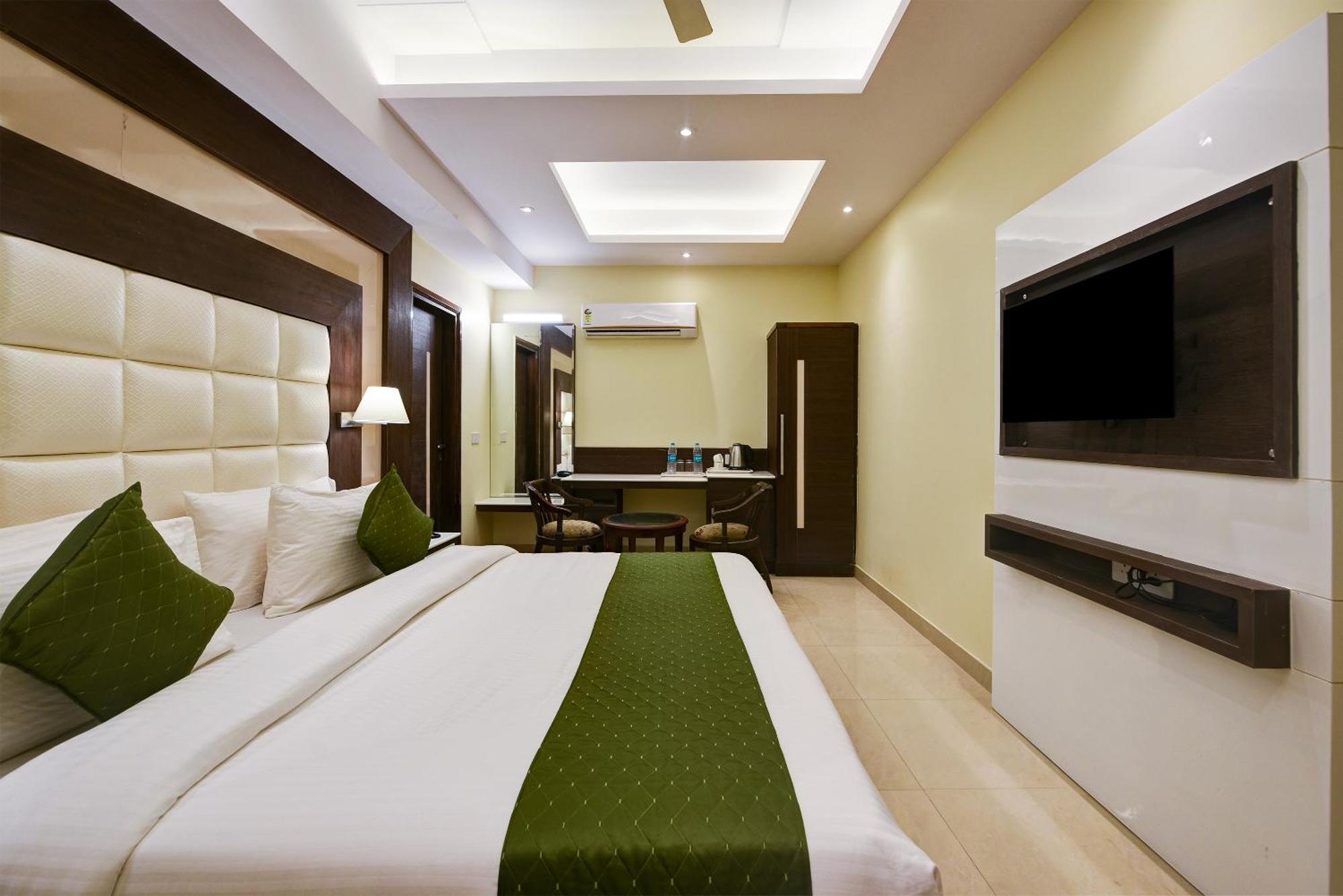 Hotel Geet Deluxe New Delhi Exterior photo